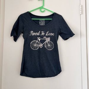 Graphic, grey t-shirt